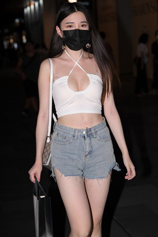 热裤美女